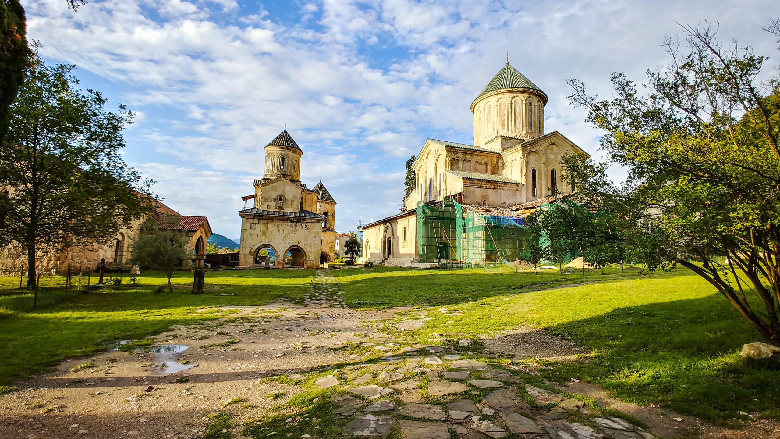 Antico Monastero di Jvari in Georgia circondato da verde e cielo azzurro.